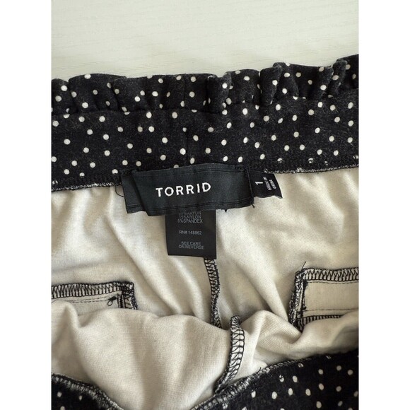Torrid 5 Inch Pull-On Studio Luxe Mid-Rise Paperbag Waist Short Size 1 XL Black - Picture 8 of 11